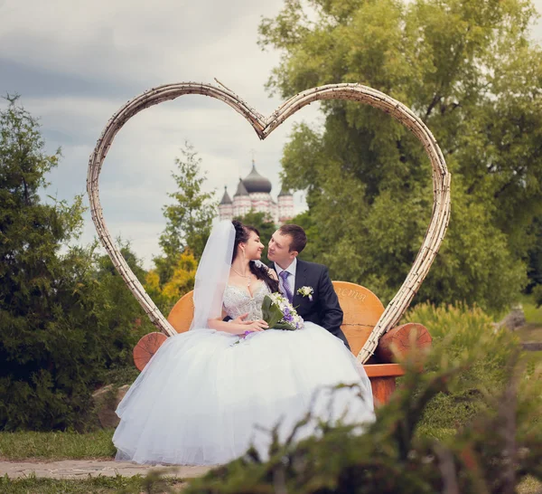 Caminhada de recém-casados — Fotografia de Stock