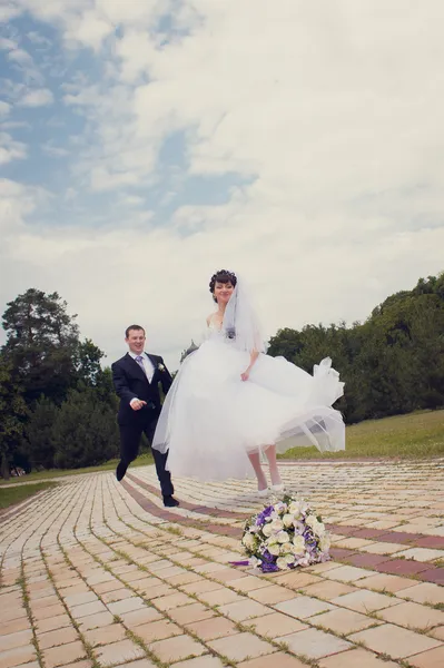 Caminhada de recém-casados — Fotografia de Stock