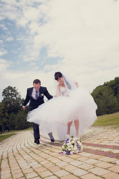 Walk of newly-weds — Stock Photo, Image