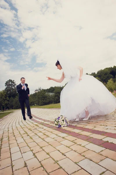 Walk of newly-weds — Stock Photo, Image