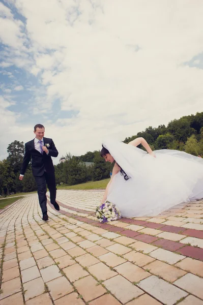 Caminhada de recém-casados — Fotografia de Stock