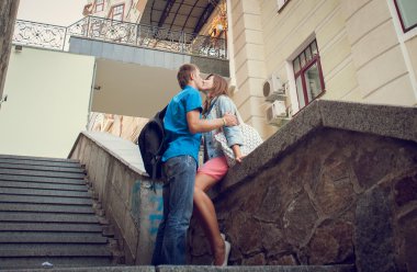 aşk sevgi, sevinç, mutluluk, gülümseme, düşme şehir yürüyüş.