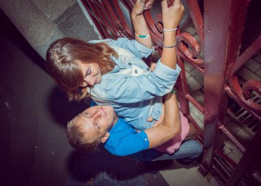 aşk sevgi, sevinç, mutluluk, gülümseme, düşme şehir yürüyüş.