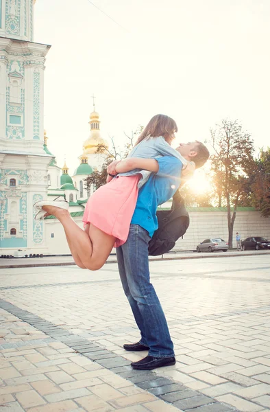 aşk sevgi, sevinç, mutluluk, gülümseme, düşme şehir yürüyüş.