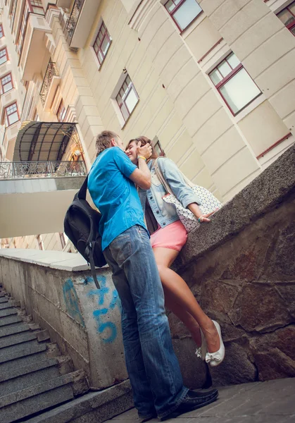 Città a piedi di innamorarsi, letizia, felicità, sorriso, amore . — Foto Stock
