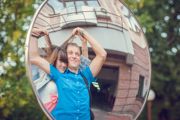 Stadtspaziergang des Verliebtseins, der Freude, des Glücks, des Lächelns, der Liebe. — Stockfoto