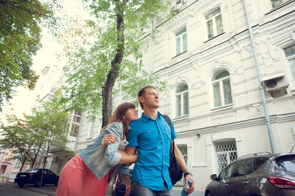 Stadtspaziergang des Verliebtseins, der Freude, des Glücks, des Lächelns, der Liebe. — Stockfoto