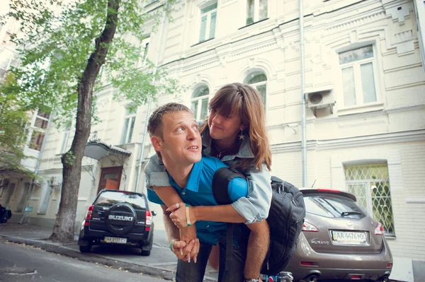 Stadtspaziergang des Verliebtseins, der Freude, des Glücks, des Lächelns, der Liebe. — Stockfoto