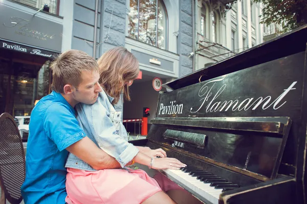 Caminhada da cidade de se apaixonar, alegria, felicidade, sorriso, amor . — Fotografia de Stock