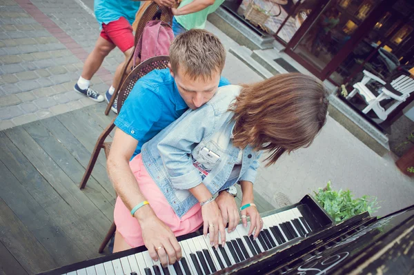 Stadtspaziergang des Verliebtseins, der Freude, des Glücks, des Lächelns, der Liebe. — Stockfoto