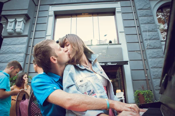 Stadtspaziergang des Verliebtseins, der Freude, des Glücks, des Lächelns, der Liebe. — Stockfoto