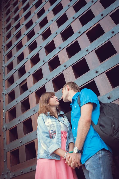 Stadtspaziergang des Verliebtseins, der Freude, des Glücks, des Lächelns, der Liebe. — Stockfoto