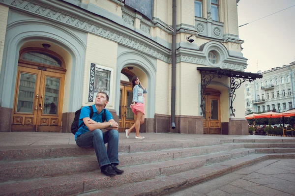 Stadtspaziergang des Verliebtseins, der Freude, des Glücks, des Lächelns, der Liebe. — Stockfoto