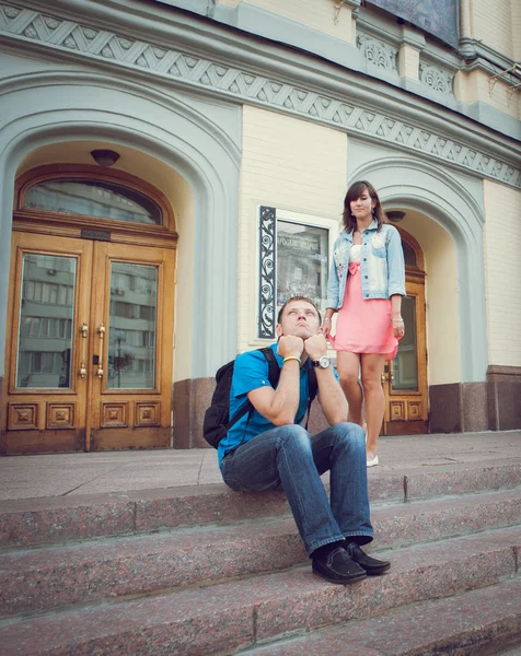 Stadtspaziergang des Verliebtseins, der Freude, des Glücks, des Lächelns, der Liebe. — Stockfoto