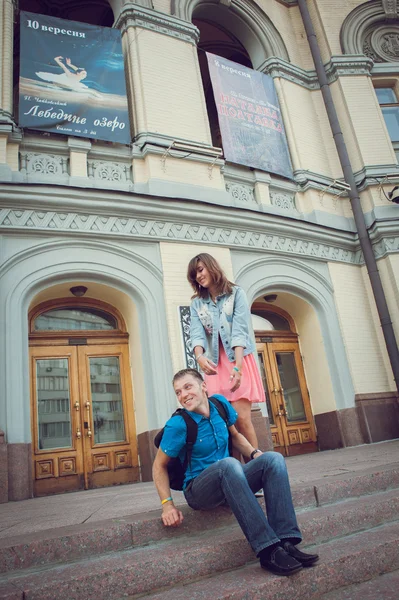 Stadtspaziergang des Verliebtseins, der Freude, des Glücks, des Lächelns, der Liebe. — Stockfoto