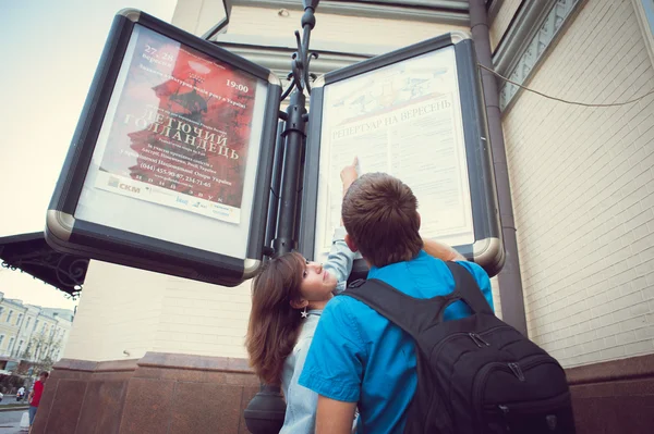 Promenade en ville de tomber amoureux, joie, bonheur, sourire, amour . — Photo