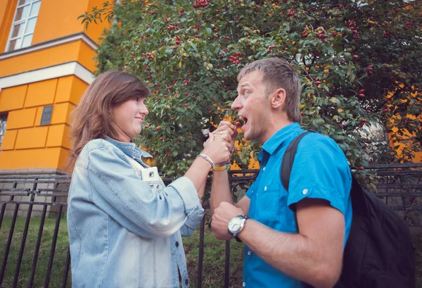 Paseo de la ciudad de enamorarse, alegría, felicidad, sonrisa, amor . — Foto de Stock