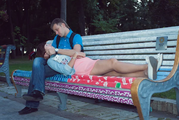 Paseo de la ciudad de enamorarse, alegría, felicidad, sonrisa, amor . — Foto de Stock