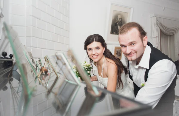 Bruid en bruidegom over bruiloft — Stockfoto