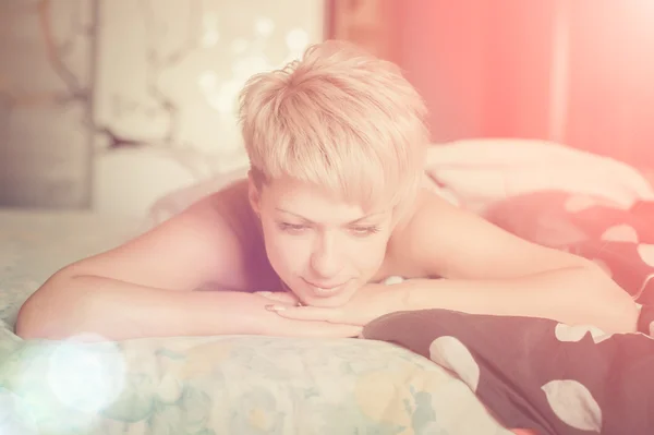 Sexuelles Mädchen auf einem Bett — Stockfoto