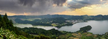 Portekiz 'in Azores adasındaki Sao Miguel adasındaki Sete Cidades köyünün manzarası, üç mil çapındaki devasa bir volkanik kraterin merkezinde yer alıyor..