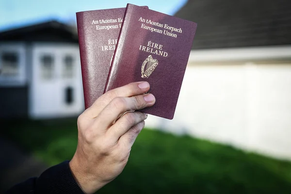 Prosince 2021 Cork Irsko Někdo Drží Portugalské Pasy Rozostřeným Pozadím — Stock fotografie