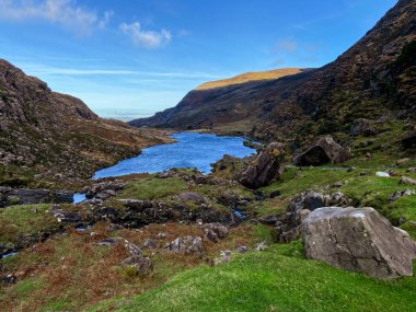 Kerry Halkası 'ndaki Dunloe Geçidi' ndeki virajlı yollar. Kerry ilçesinin kuzeyinden İrlanda 'ya uzanan dar bir dağ geçidi.