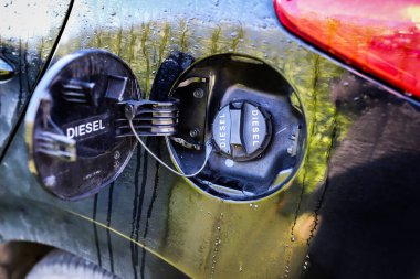 Dizel arabanın yakıt deposunun kapağını kapatın.