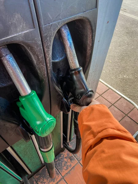 Alguien Agarrando Una Bomba Boquilla Combustible Diesel Para Llenar Coche —  Fotos de Stock