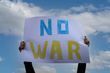 19 Mart 2022, Cork, İrlanda Rusya 'nın Ukrayna' yı işgalini protesto etmek için bir savaş karşıtı bayrak kaldırıldı.