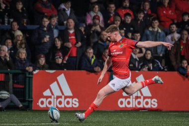25 Mart 2022, Cork, İrlanda - Birleşik Rugby Şampiyonası karşılaşmasında Ben Healy (51) ve Benetton (22))