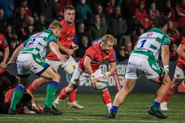 25 Mart 2022, Cork, İrlanda - Birleşik Rugby Şampiyonası maçında Craig Casey (51) ve Benetton (22))