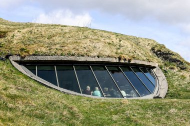 9 Nisan 2022, Lahinch, İrlanda, İrlanda ve Moher Kayalıkları 'ndaki restoranlar İrlanda' nın Clare ilçesinin Burren bölgesinin güneybatısında yer alan deniz kayalıklarıdır.