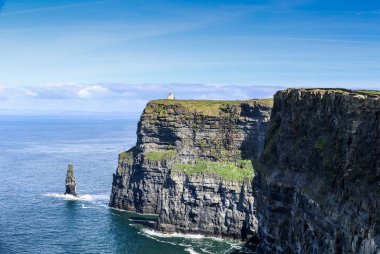 İrlanda 'nın Clare ilçesinin Burren bölgesinin güneybatısındaki Moher Kayalıkları' ndaki O 'Brien kulesi.