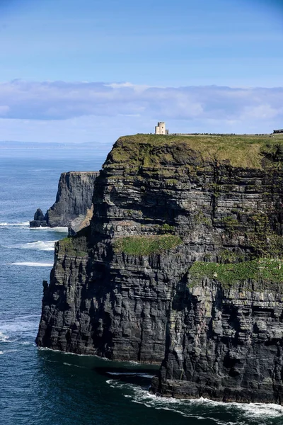 位于爱尔兰克莱尔县伯伦地区西南边缘的莫赫悬崖上的奥布赖恩塔 — 图库照片