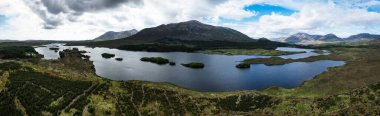 Lough Inagh, İrlanda 'nın batısında, Galway, Connemara' da bulunan Inagh Vadisi 'nde bulunan bir tatlı su gölüdür.