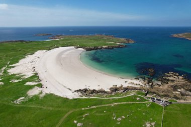Dogs Bay plajı, İrlanda 'nın Galway ilçesinde 1,5 km' den fazla beyaz kumlu plajı olan at nalı şeklinde bir koy.
