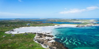 Mannin Bay Blueway, beyaz kumlu bir sahil, Galway ilçesinin güneybatısı, İrlanda