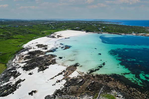 モイルスビーチ Moyrus Beach アイルランドのゴールウェイ郡イニシュビガー 英語版 に位置する澄んだ青い水の白い砂浜 — ストック写真