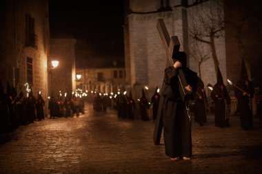 meşaleler ile sokak alayı