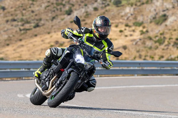 Motociclista Che Guida Strada Mentre Prende Una Curva Tagliente Con — Foto Stock