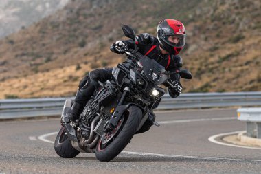 Bisikletçi virajın girişinde yatıyor. Fotoğraf 29 Eylül 2020 'de Avila, Spai' deki Navalmoral limanında çekildi.