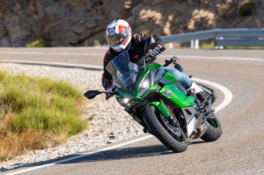 Bisikletçi virajın girişinde yatıyor. Fotoğraf 29 Eylül 2020 'de Avila, Spai' deki Navalmoral limanında çekildi.