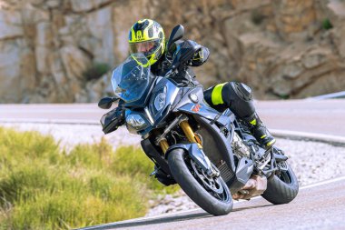 Bisikletçi virajın girişinde yatıyor. Fotoğraf 29 Eylül 2020 'de İspanya' nın Avila ilindeki Navalmoral limanında çekildi.