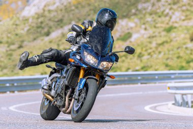 Bisikletçi virajın girişinde yatıyor. Fotoğraf 29 Eylül 2020 'de İspanya' nın Avila ilindeki Navalmoral limanında çekildi.