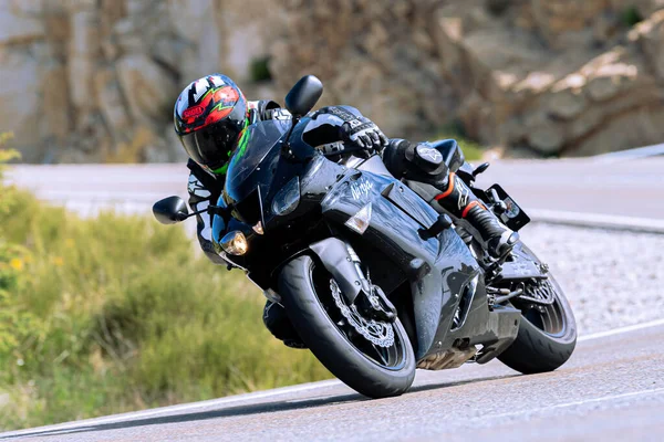 Bisikletçi virajın girişinde yatıyor. Fotoğraf 29 Eylül 2020 'de İspanya' nın Avila ilindeki Navalmoral limanında çekildi.