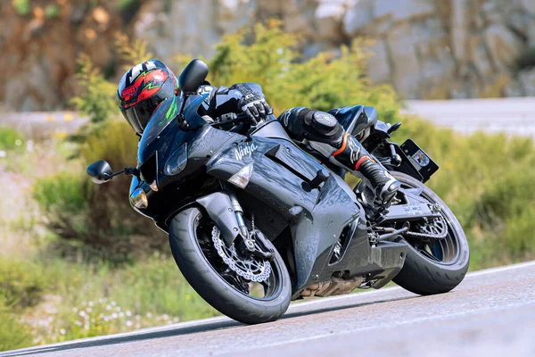 Bisikletçi virajın girişinde yatıyor. Fotoğraf 29 Eylül 2020 'de İspanya' nın Avila ilindeki Navalmoral limanında çekildi.