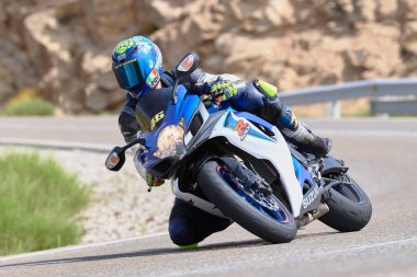 Ağustos 202 'de İspanya' nın Avila ilindeki Navalmoral limanında yüksek hızda dolaşan motosikletçi