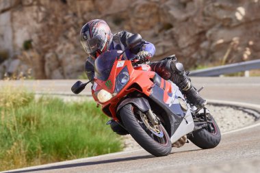 Ağustos 202 'de İspanya' nın Avila ilindeki Navalmoral limanında yüksek hızda dolaşan motosikletçi