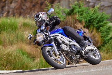 Ağustos 202 'de İspanya' nın Avila ilindeki Navalmoral limanında yüksek hızda dolaşan motosikletçi